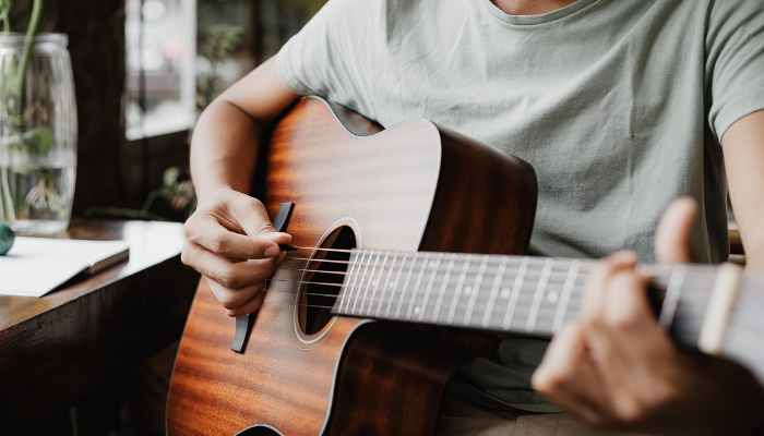 Acoustic Guitar Strumming Techniques For Beginners in Four Steps